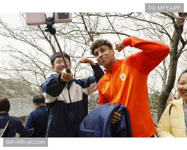 孙准浩冬天穿羽绒服比球迷还夸张，室内还带帽子啊这是？