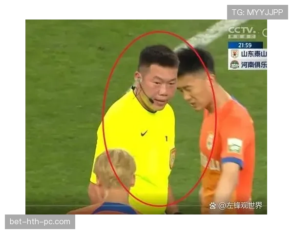 手抛球规则：何时必须用手抛而非踢出，裁判如何判罚违规掷界外球