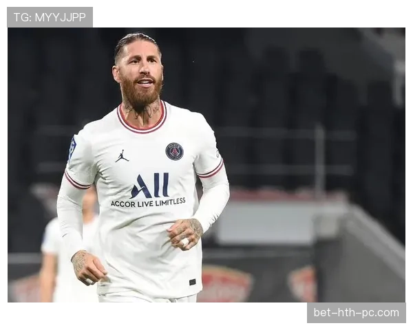 拉莫斯晒衣帽间，一排球衣比我整套家当都值钱